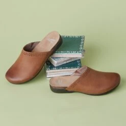 Dansko Robbie Tan Burnished Nubuck -Dansko S24 Roma Robbie Tan 5133 2400x2400 2d52b6fe 6720 48a2 a5ba f3640300b46a